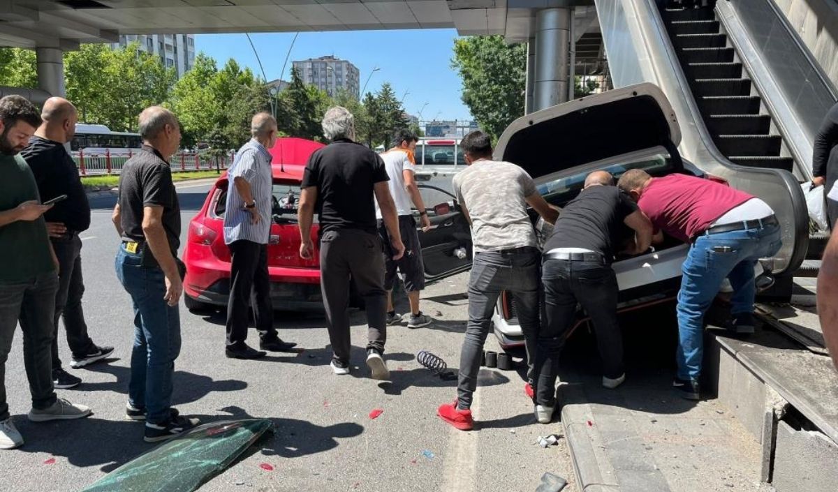 Kayseri'de Trafik Kazası Araçlar Hurdaya Döndü (2)
