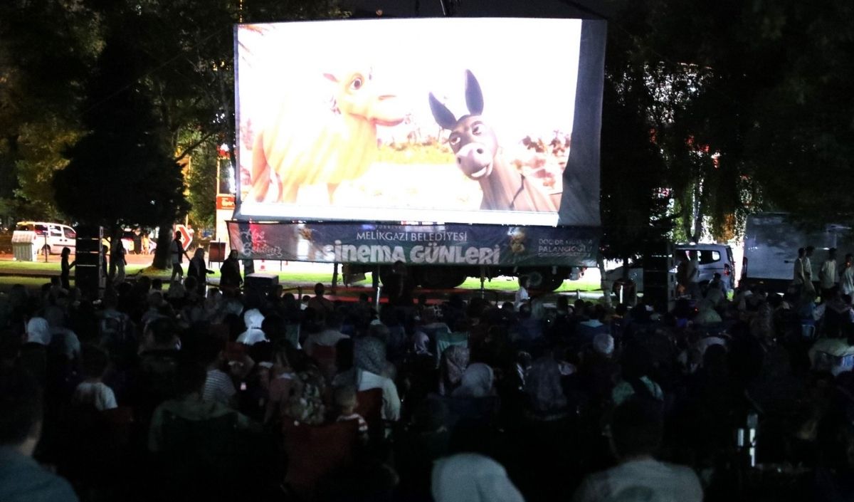 Kayserililer Dün Gece O Mekanda Buluştu! Herkes Ekrana Kitlendi (1)