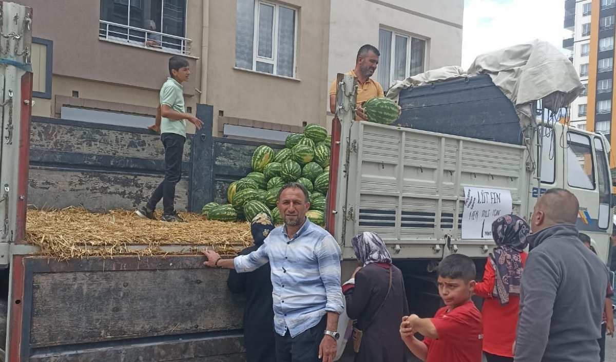 Kayseri'nin O Mahallesinde Bedava Karpuz Dağıtılıyor!