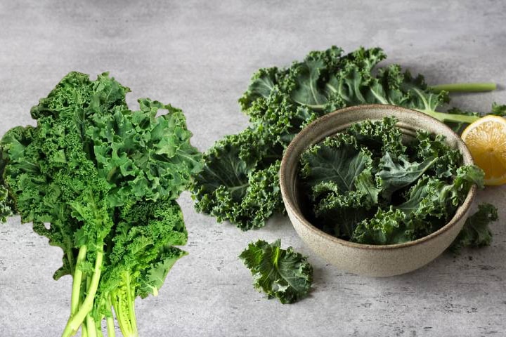 Kıvırcık Lahana
Yaklaşık 100 gram çiğ kıvırcık lahana, 93 mg C vitamini içerir. Lif, magnezyum ve antioksidanlarla dolu olan bu sebze, kalp ve kemik sağlığını destekler. Salatalarda, fırın cipsi olarak veya yemeklere eklenerek tüketilebilir.
