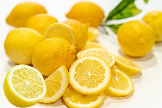 9. Limon
Limonun asidik yapısı, sindirimi uyarır ve kabızlığı hafifletir. Sabahları bir bardak ılık suya yarım limon suyu sıkarak içmek, bağırsakları harekete geçirir. Dilerseniz bal ekleyerek lezzetini artırabilirsiniz.