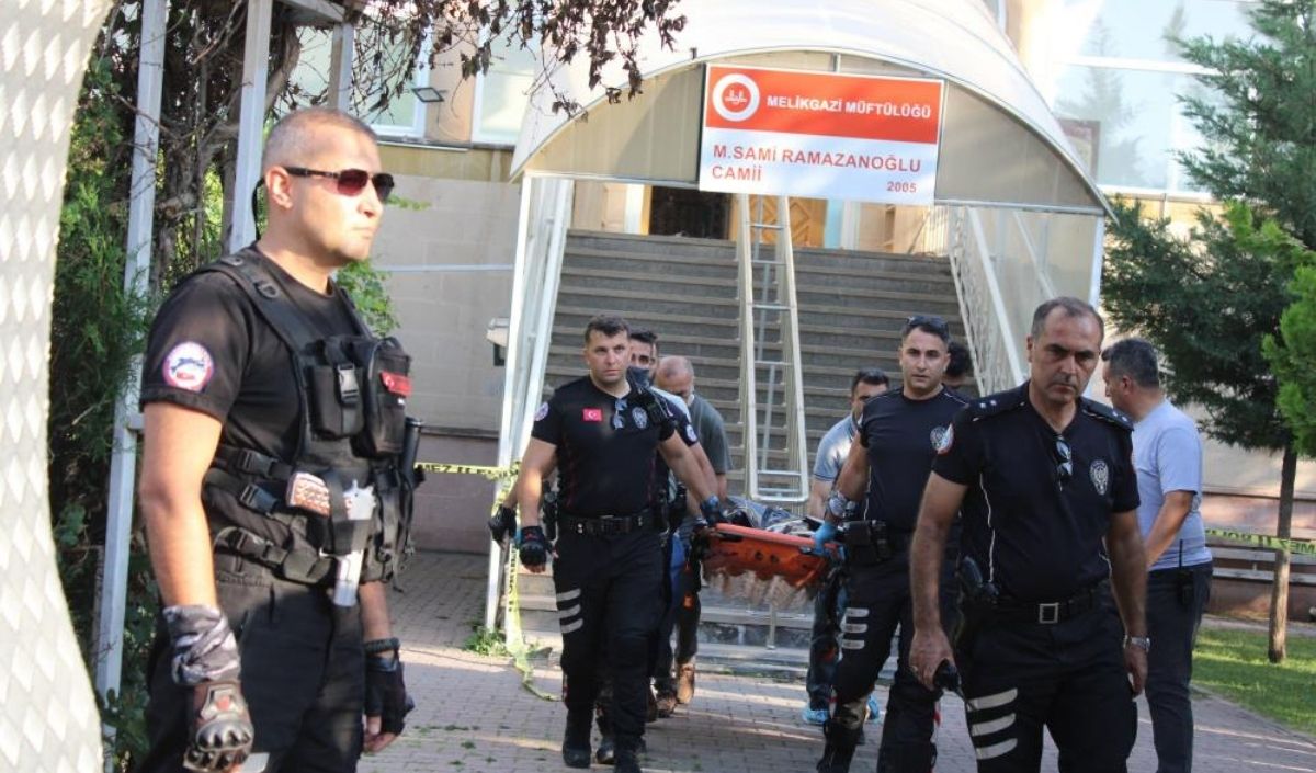 Melikgazi'de Camide Namaz Kılan Bir Kişi Boğazı Kesilerek Öldürüldü. Saadet Partisi İl Başkanı Erdal Altun, Cinayeti Sert Sözlerle Kınadı. (3)