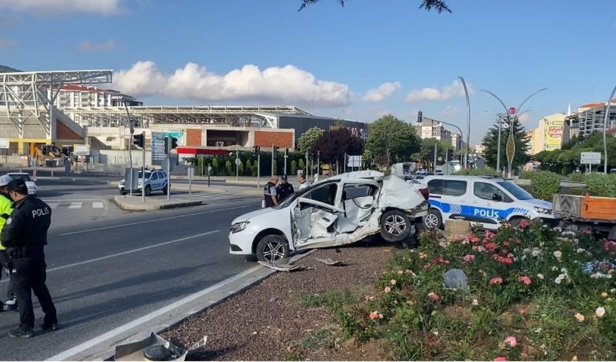 Minibüsle Otomobil Çarpıştı! 1 Ölü 2 Yaralı! (1)