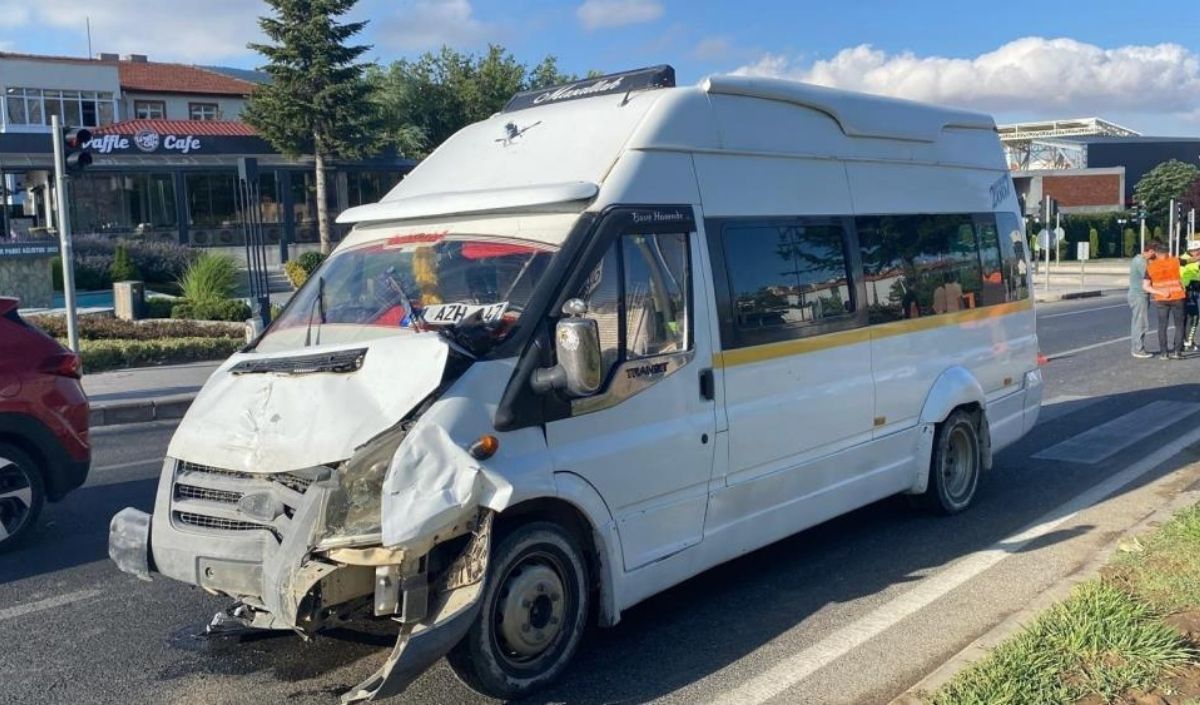 Minibüsle Otomobil Çarpıştı! 1 Ölü 2 Yaralı! (2)