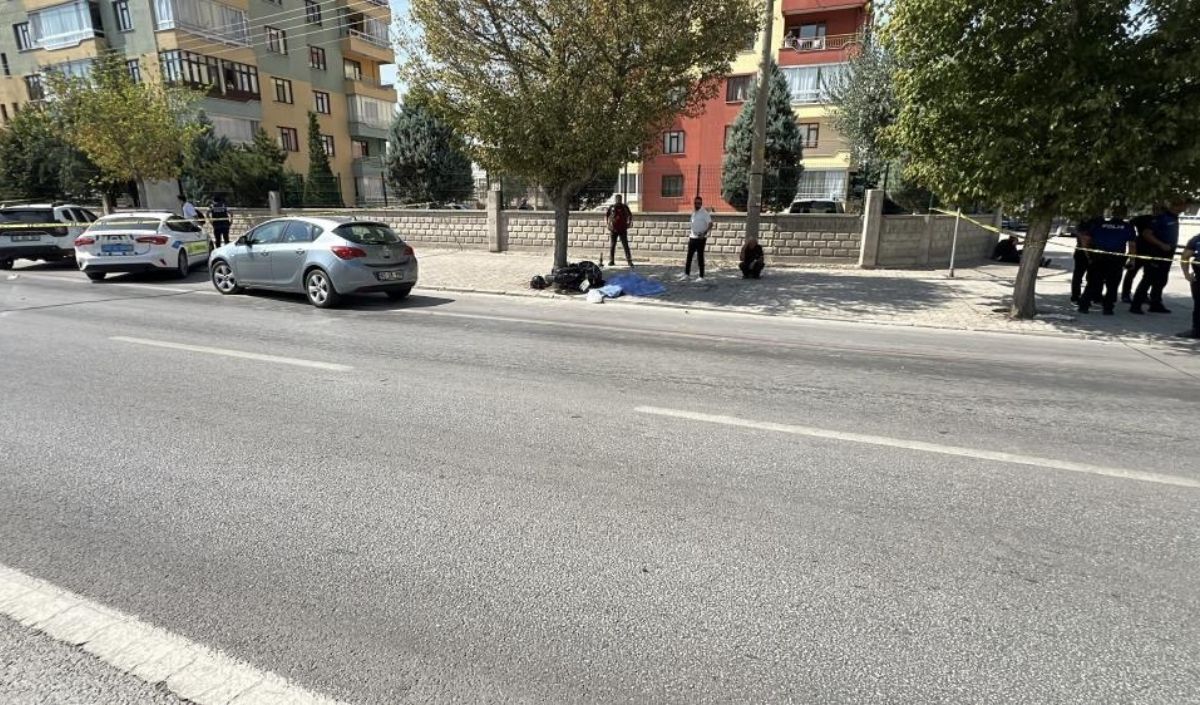 Motosiklet Bisikletliye Çarpıp Ağaca Savruldu! 2 Ölü (2)