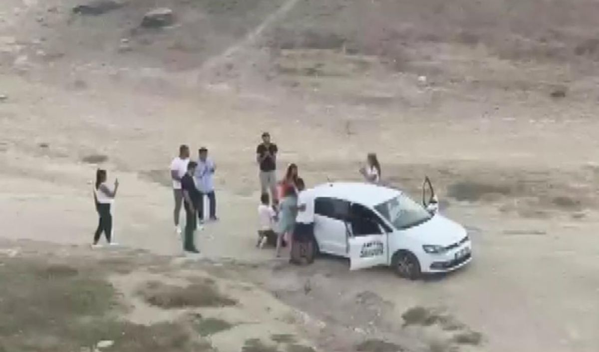 'Ölü' Rolüyle Kız Arkadaşına Teklif Etti (1)