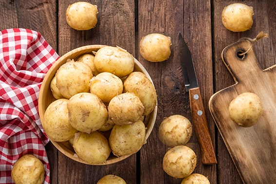 Patates
Patates, hem lezzetli hem de uzun ömürlü bir sebze olarak öne çıkıyor. Patates dirençli nişasta içeriyor. Bu özellik pişirilip soğutulduğunda sağlık faydalarını arttırıyor. Patates, buzdolabına ihtiyaç duymadan serin, karanlık ve kuru bir yerde saklanabilir. Bu düşük bakım gereksinimi, patatesi mutfakta pratik bir seçenek haline getirir.