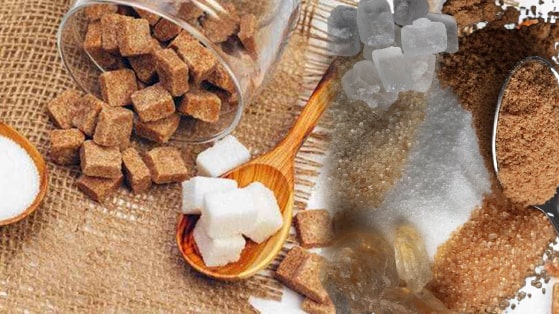 Rafine Şeker ve İşlenmiş Gıdalar
Rafine şeker ve işlenmiş gıdalar, vücutta inflamasyonu artırabilir ve tiroid sağlığını olumsuz yönde etkileyebilir. Paketli atıştırmalıklar, şekerli içecekler ve fast food gibi gıdalar, tiroid hastalarının diyetinden mümkün olduğunca çıkarılmalıdır. Bunun yerine, tam tahıllar, taze meyve ve sebzeler gibi doğal besinler tercih edilmelidir.