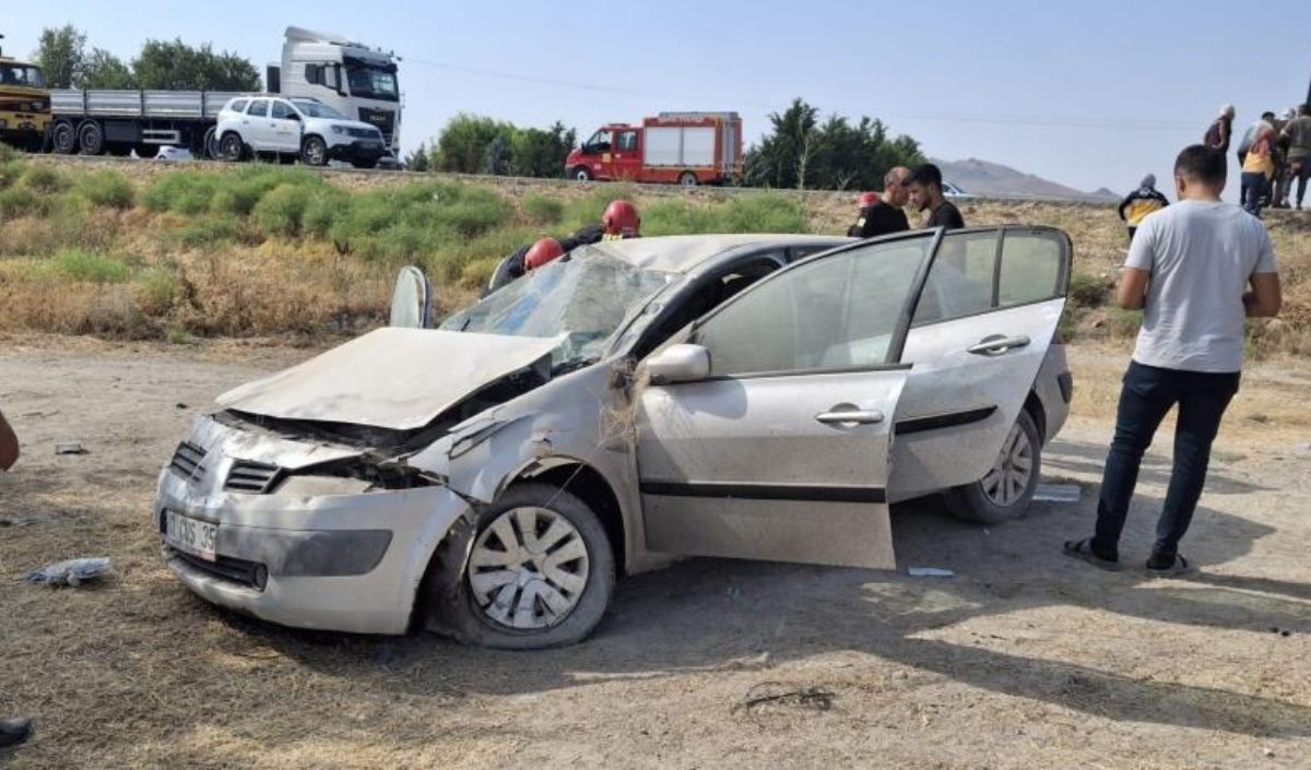 Şarampole Devrilen Araç Hurdaya Döndü! 3 Yaralı! (1)