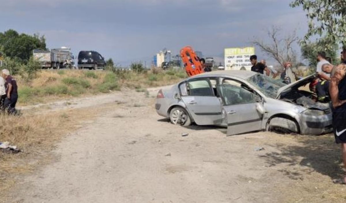 Şarampole Devrilen Araç Hurdaya Döndü! 3 Yaralı! (3)