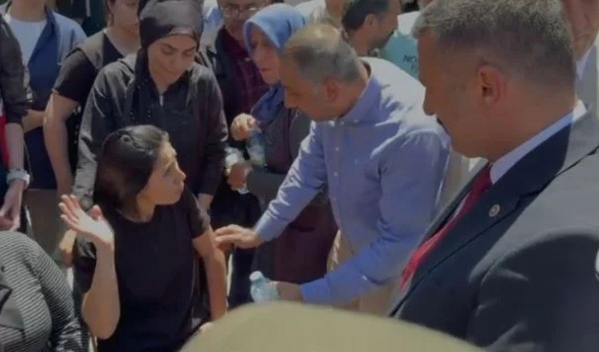 Şehit Cenazesi Siyasilere Tepki (1)