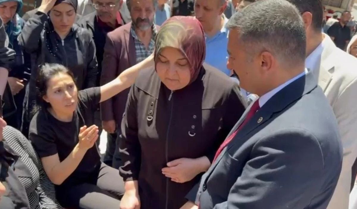 Şehit Cenazesi Siyasilere Tepki (2)
