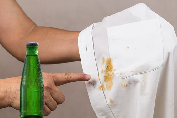 4. Soda
Madensuyu olarak da bilinen soda, çay ve kahve lekeleriyle mücadelede etkili bir silahtır. Lekenin üzerine bolca soda dökün ve birkaç dakika bekletin. Ardından temiz bir bezle, üzerine biraz daha soda dökerek lekeyi hafifçe ovun. Lekenin gözle görülür şekilde azaldığını fark edeceksiniz. Soda, doğal bir temizleyici olarak leke çıkarma işlemini kolaylaştırır.