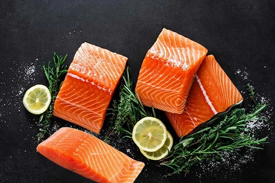 3. Somon
Somon, omega-3 yağ asitleri bakımından zengin bir balık türüdür ve göz sağlığını iyileştirmede etkili bir besindir. Omega-3 yağ asitleri, gözdeki kan damarlarının sağlıklı kalmasına yardımcı olur ve bu da genel görme kalitesini artırır. Ayrıca, düzenli somon tüketimi yaşa bağlı makula dejenerasyonu riskini azaltabilir. Somonu ızgara, fırın ya da buğulama yöntemiyle pişirerek haftada bir ya da iki kez tüketebilirsiniz. Somonun yanında taze sebzeler ve limon suyuyla hazırlanan bir salata, hem lezzetli hem de sağlıklı bir öğün oluşturur.