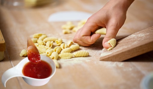  Sweet Chili Sos
Tayland mutfağının egzotik lezzetlerinden biri olan sweet chili sos, tatlı ve acı tatların mükemmel bir dengesini sunar. Özellikle noodle tarzı makarnalarla harika bir uyum sağlayan bu sos, kırmızı acı biber, şeker ve sarımsağın birleşimiyle hazırlanır. Hem hafif hem de etkileyici bir tat arayanlar için bu sos, makarna yemeklerine farklı bir boyut katar.