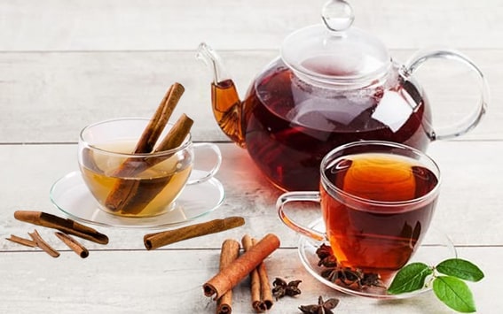4. Tarçın Çayı
Tarçın çayı, adet döneminde artan tatlı isteğini sağlıklı bir şekilde karşılarken sancıları hafifletiyor. Antik Çin ve Ayurveda tıbbında kullanılan tarçın, iltihap önleyici özellikleriyle kan dolaşımını iyileştiriyor ve rahim kaslarını gevşetiyor. 2020’de yapılan bir araştırma, tarçının iltihabı ve oksidatif stresi azalttığını ortaya koydu.

Hazırlanışı: Bir çubuk tarçını veya 1 çay kaşığı toz tarçını sıcak suda 10 dakika demleyin. Aşırı tüketimden kaçının, çünkü fazla tarçın sindirimi rahatsız edebilir.