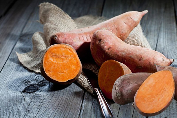 5. Tatlı Patates
Tatlı patates, beta-karoten açısından zengin bir kök sebzedir ve bu özelliğiyle göz sağlığı için vazgeçilmez bir besindir. Beta-karoten, A vitaminine dönüşerek gözlerin gece görüşünü iyileştirir ve katarakt gibi rahatsızlıkların riskini azaltır. Aynı zamanda, tatlı patates lif, vitamin ve mineral açısından da zengindir, bu da genel sağlığı destekler.