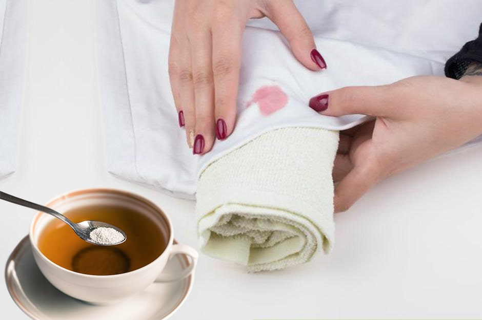 2. Yapay Tatlandırıcı
Çay veya kahve için kullanılan yapay tatlandırıcılar, yağ lekeleriyle mücadelede şaşırtıcı bir yardımcıdır. Yağ lekesi oluştuğu anda, toz halindeki yapay tatlandırıcıyı lekenin üzerine serpin ve lekenin emilmesini sağlayın. Bir süre beklettikten sonra kıyafeti çamaşır makinesine atın. Tatlandırıcının yağ emici özelliği, lekenin kolayca çıkmasını sağlayacaktır.