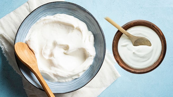 Yoğurt
Geleneksel Türk mutfağının vazgeçilmezi yoğurt, göbek çevresi yağlarını azaltmada güçlü bir müttefik. Vitamin, mineral ve protein açısından zengin olan yoğurt, aynı zamanda önemli bir kalsiyum kaynağı. Bir su bardağı yoğurt, yaklaşık 300 mg kalsiyum içerir ve bu, yetişkin bir kişinin günlük kalsiyum ihtiyacının üçte birini karşılar. Kalsiyum, kemik sağlığını korurken bel çevresindeki yağlanmayı azaltır ve kilo kontrolüne destek olur. Bu faydalarından yararlanmak için her gün 2 kase az yağlı, kaymaksız yoğurt tüketmeye özen gösterin. Yoğurt, hem besleyici hem de doyurucu yapısıyla sağlıklı beslenme rutininizin temel taşlarından biri olabilir.