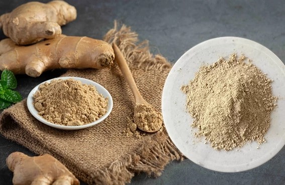 5. Zencefil
Zencefil, zingibain enzimiyle protein sindirimini ve besin emilimini artırır. Anti-inflamatuar ve antioksidan özellikleri, sindirim sistemini rahatlatır ve bağırsak hareketlerini düzenler. Zencefil, karaciğerdeki iltihaplanmayı azaltarak ve safra üretimini destekleyerek karaciğer sağlığına katkıda bulunur.

Zencefil, karaciğerdeki safra üretimini artırarak yağ sindirimini kolaylaştırır ve toksinlerin atılmasına yardımcı olur. Anti-inflamatuar etkisi, karaciğer yağlanmasını ve iltihabı azaltır.

Pratik Öneriler ve Dikkat Edilmesi Gerekenler
• Tüketim Zamanı: Bu yiyecekleri yemeklerden önce veya sonra az miktarda tüketmek, sindirim enzimlerinin etkisini artırır. Örneğin, yemekten önce 1-2 dilim ananas veya papaya yemek, protein sindirimini hızlandırabilir.
• Porsiyon Kontrolü: Aşırı tüketim, özellikle bal gibi yüksek şekerli besinlerde kan şekeri dalgalanmalarına neden olabilir. Günde 1 tatlı kaşığı bal veya 1-2 dilim meyve yeterlidir.

• Alerji ve Hassasiyet: Kivi veya ananas gibi meyvelere alerjiniz varsa, küçük miktarlarda deneyin. Karaciğer rahatsızlığı veya ilaç kullanımı varsa, doktorunuza danışın.
• Kombinasyon: Daha önce bahsedilen soğan kabuğu çayı veya matcha chia pudingiyle bu besinleri birleştirerek karaciğer ve sindirim sağlığını daha etkili bir şekilde destekleyebilirsiniz.