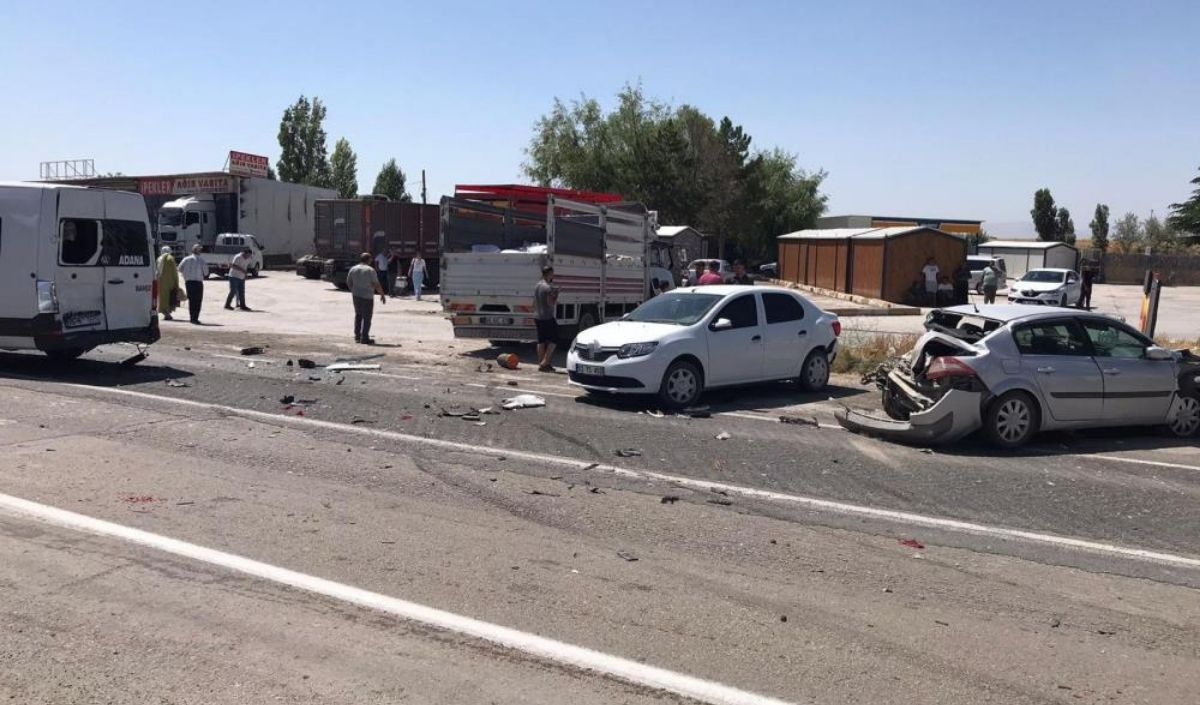 Zincirleme Trafik Kazası 4 Kişi Yaralandı (1)