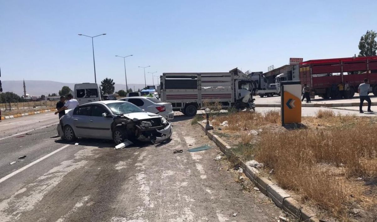 Zincirleme Trafik Kazası 4 Kişi Yaralandı (3)