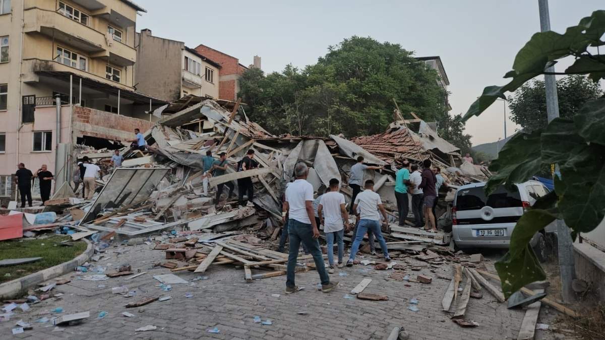 6.1 Büyüklüğündeki Deprem Sonrası Bina Çöktü! (1)