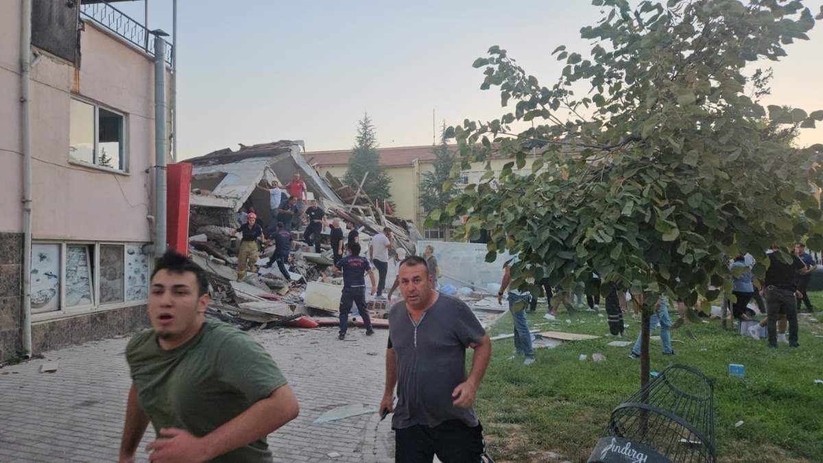 6.1 Büyüklüğündeki Deprem Sonrası Bina Çöktü! (4)