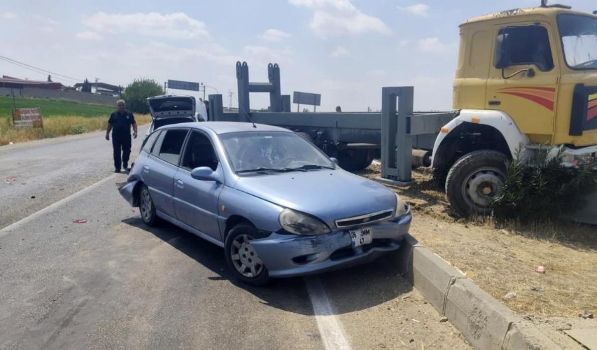Adana Kozan Kara Yolunda Freni Boşalan Sondaj Kamyonu, Kırmızı Işıkta Bekleyen 4 Otomobile Çarptı. Kazada 3 Kişi Yaralandı, Araçlar Hurdaya Döndü (1)