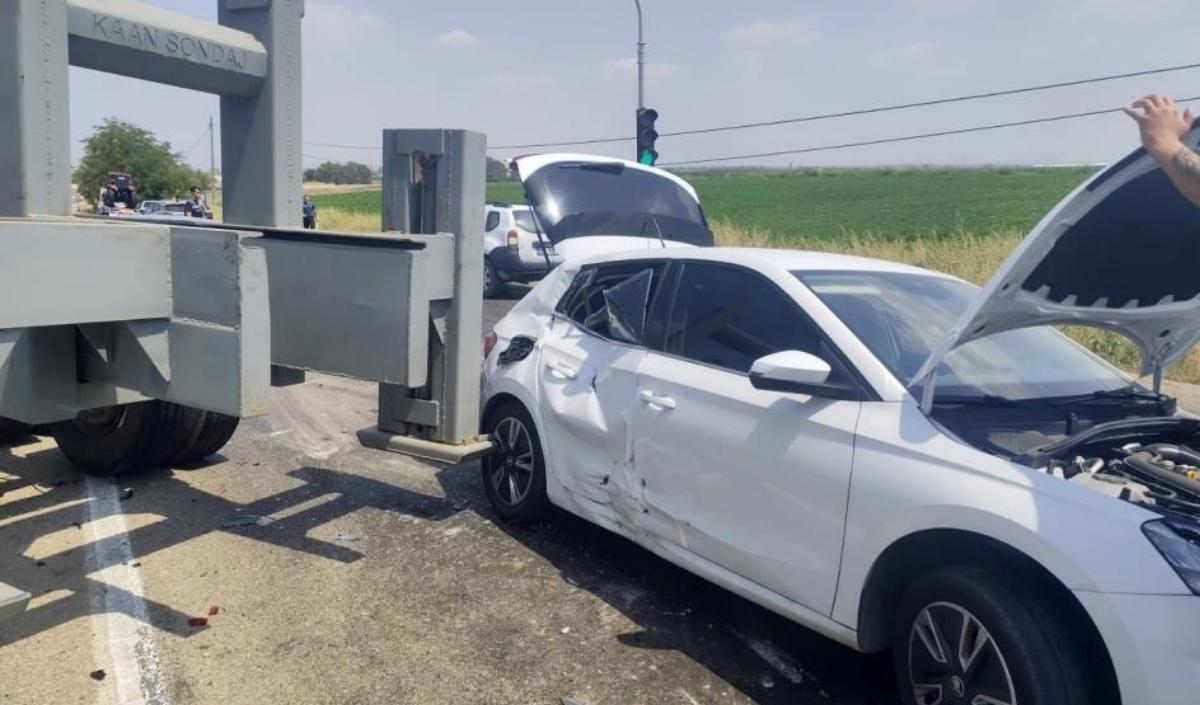 Adana Kozan Kara Yolunda Freni Boşalan Sondaj Kamyonu, Kırmızı Işıkta Bekleyen 4 Otomobile Çarptı. Kazada 3 Kişi Yaralandı, Araçlar Hurdaya Döndü (2)
