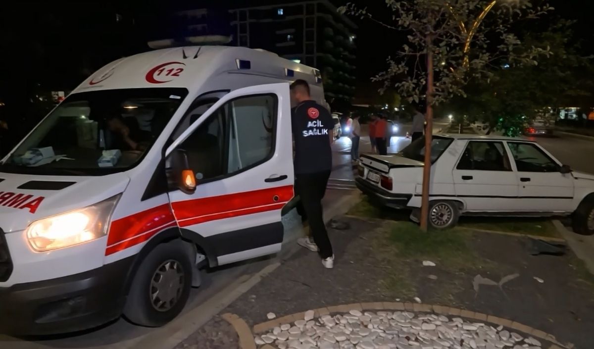 Aksaray’da Sürücüsünün Direksiyon Hakimiyetini Kaybetmesi Sonucu Kontrolden Çıkan Otomobil Refüje Çıkarak Kazaya Neden Oldu. Araçtaki Yolculardan Biri Yaralanırken, Sürücü Kazayı Yara Almadan Atlattı (1)