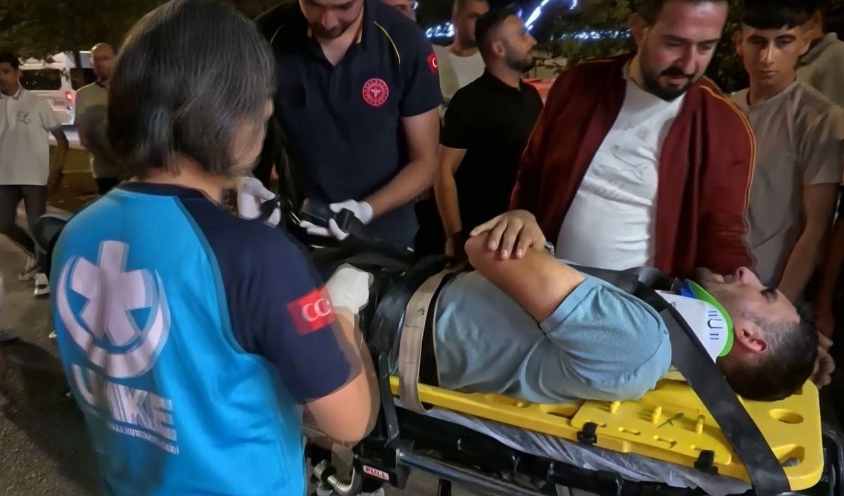 Aksaray’da Sürücüsünün Direksiyon Hakimiyetini Kaybetmesi Sonucu Kontrolden Çıkan Otomobil Refüje Çıkarak Kazaya Neden Oldu. Araçtaki Yolculardan Biri Yaralanırken, Sürücü Kazayı Yara Almadan Atlattı (3)