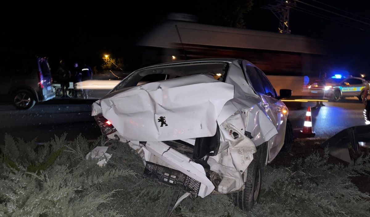Akşehir D 300 Kara Yolunda Hafif Ticari Araç Ile Otomobilin Çarpışması Sonucu 4 Kişi Yaralandı, Yaralılar Hastaneye Kaldırıldı. Detaylar Haberimizde… (2)