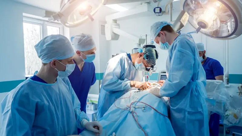 Kimler Ücret Ödemez?
Gazi ve şehit yakınları, harp malulleri ve İstiklal madalyası sahipleri gibi bazı özel gruplardan hiçbir şekilde ek ücret alınamıyor. Bu kişiler ve yakınları, SGK güvencesiyle sağlık hizmetlerinden ücretsiz yararlanıyor.