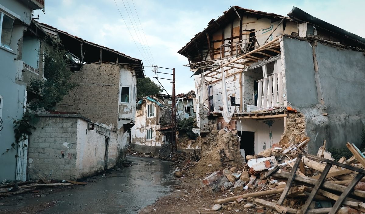 Bektaş, söz konusu depremin "Uşak deprem kümesi" olarak tanımlanan bir bölgede gerçekleştiğini vurguladı. Bu bölge, geçmişte çok sayıda büyük depreme sahne olmuş ve hala aktifliği devam eden fay hatlarını barındırıyor. 1970 yılında 7.2 büyüklüğündeki Gediz depremini üreten Simav Fayı da aynı küme içinde yer alıyor. Yani son sarsıntı, tarihiyle birlikte ele alındığında çok daha ciddi sonuçların habercisi olabilir.