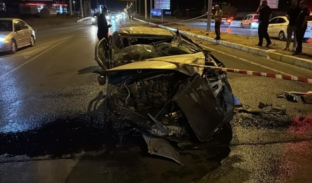 Bariyere Çarpan Otomobil Metrelerce Sürüklendi Ölü Ve Yaralı Olduğu Tespit Edildi (3)