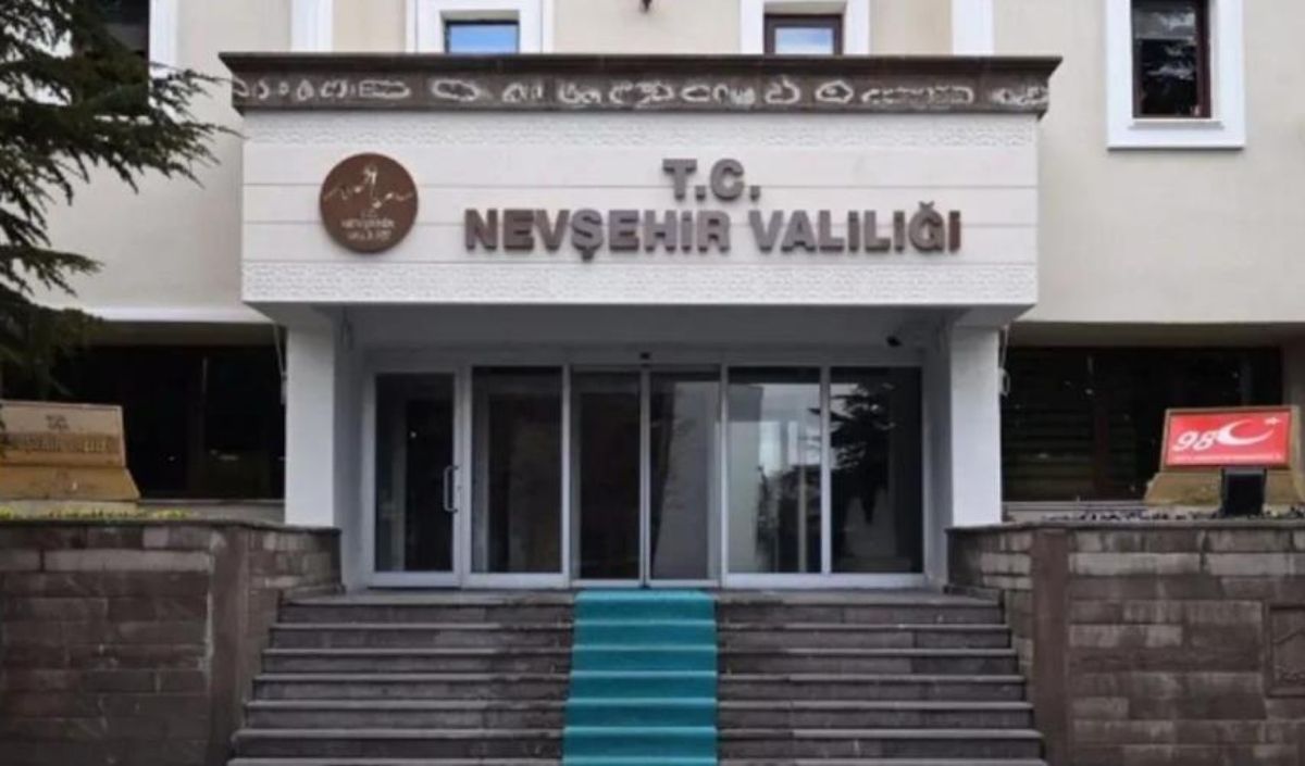 Bayrak Direğinde Striptiz (1)