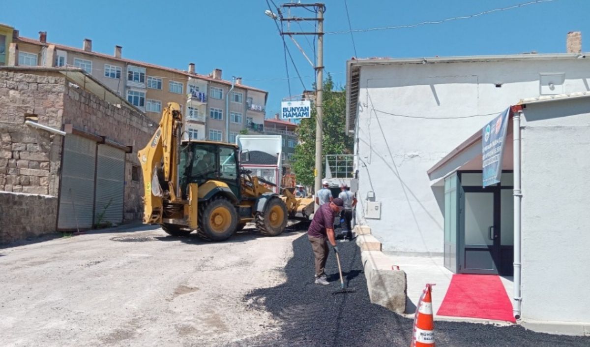 Bünyan Belediyesi, Ilçenin Farklı Noktalarında Başlattığı Asfaltlama Ve Yol Yenileme Çalışmalarıyla Ulaşımda Kaliteyi Artırmayı, Vatandaşlara Modern Ve Güvenli Yollar Kazandırmayı Hedefliyor (1)