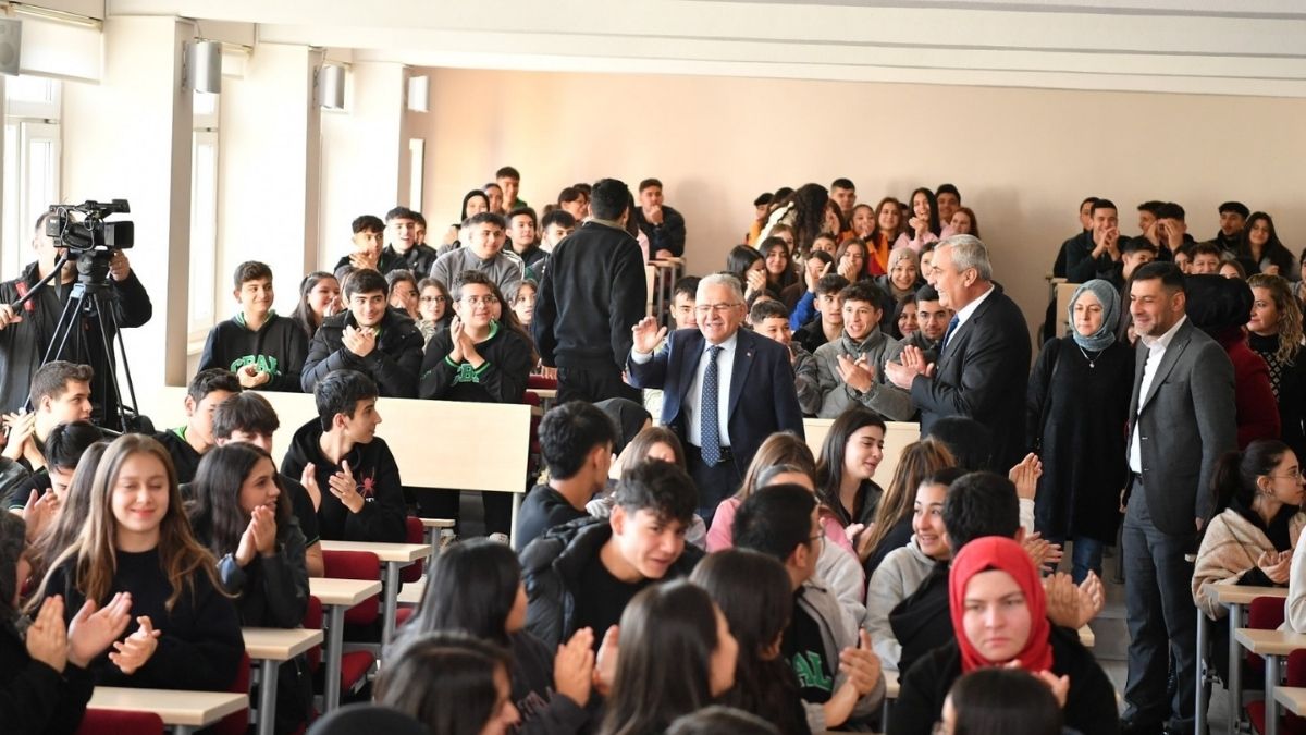 Büyükkılıç’tan Sevindiren Haber Geldi! Öğrencilere 150 Binişlik Ulaşım Kartı (5)