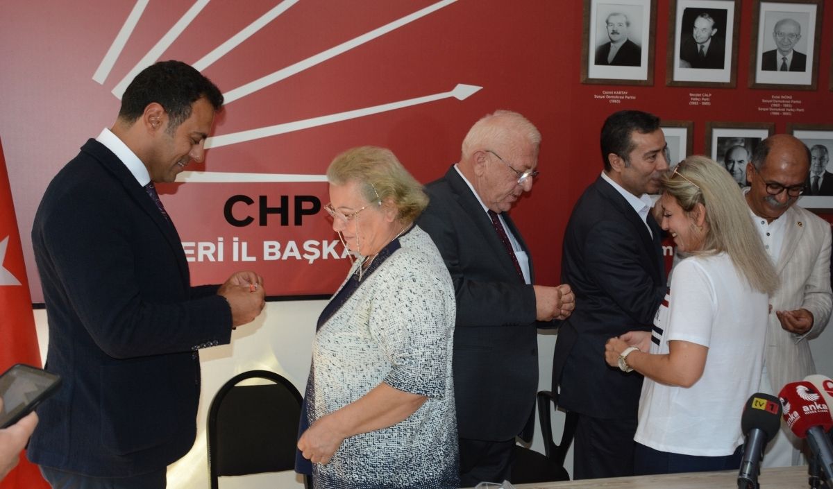 Chp Kayseri İl Başkanlığı Büyüyor Rozetler Milletvekillerinden (2)