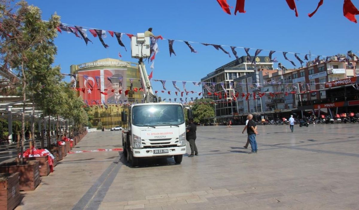 Chp Mitinginin Ardından Tartışma! Flamalar Toplatıldı (1)
