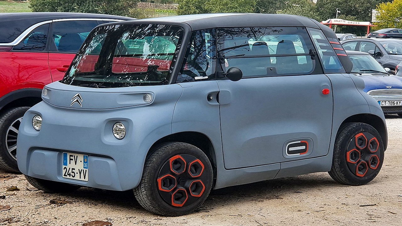 Citroen tarafında ise sürpriz sayılabilecek bir kampanya geldi. Markanın ikonik küçük elektriklisi Ami, 499 bin 900 TL’den başlayan fiyatıyla dikkat çekti. 6 kW gücündeki elektrik motoruyla şehir içi trafiğe uygun olan Ami, Türkiye’de 500 bin TL’nin altındaki en uygun sıfır araçlardan biri oldu. Bu fiyat etiketi, hem öğrenciler hem de ikinci araç arayışında olan aileler için önemli bir fırsat sundu. Citroen’in farklı tasarıma sahip versiyonu Ami Buggy ise 539 bin 900 TL’den satışa çıkarıldı. Böylece tüketicilere hem standart hem de özel tasarım seçeneği sunulmuş oldu.