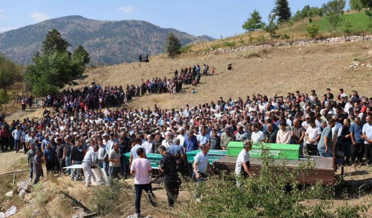 Defne Ve Anne Bebek Aynı Mezara Defnedildi (2)