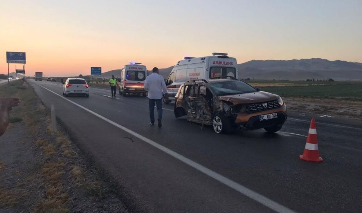 Direksiyon Hâkimiyetini Kaybetti! Trafik Levhasına Çarpıp Karşı Şeride Geçti (1)