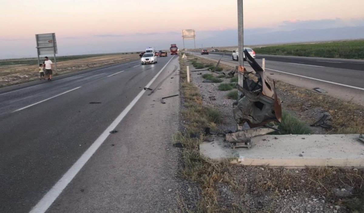 Direksiyon Hâkimiyetini Kaybetti! Trafik Levhasına Çarpıp Karşı Şeride Geçti (2)