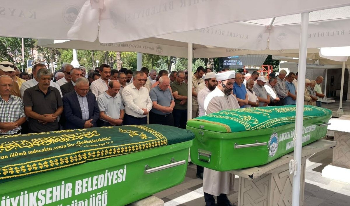 Erciyes’te Kaldıkları Çadırda Sobadan Sızan Karbonmonoksit Gazından Zehirlenerek Hayatını Kaybeden Mustafa Ve Fatma Güldeste Karakoç Çifti, Gözyaşları Içinde Son Yolculuklarına Uğurlandı (1)