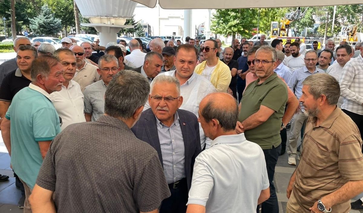 Erciyes’te Kaldıkları Çadırda Sobadan Sızan Karbonmonoksit Gazından Zehirlenerek Hayatını Kaybeden Mustafa Ve Fatma Güldeste Karakoç Çifti, Gözyaşları Içinde Son Yolculuklarına Uğurlandı (2)