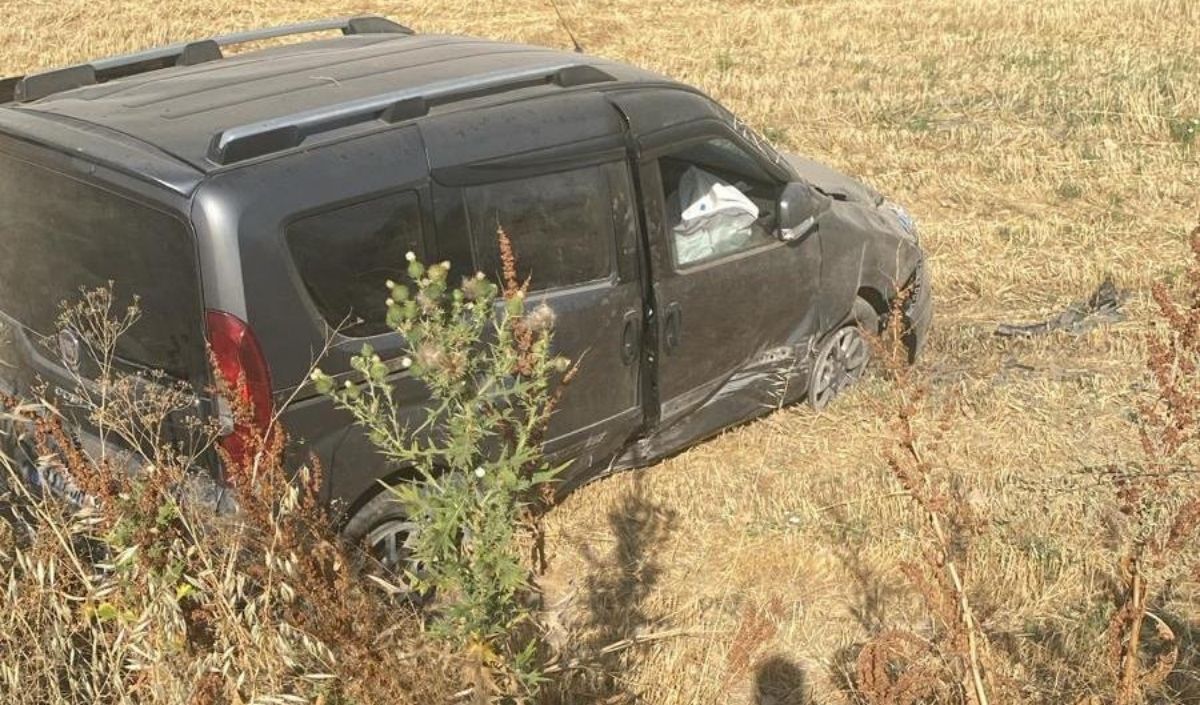 Hafif Ticari Araç Şarampole Devrildi 2 Yaralı (1)