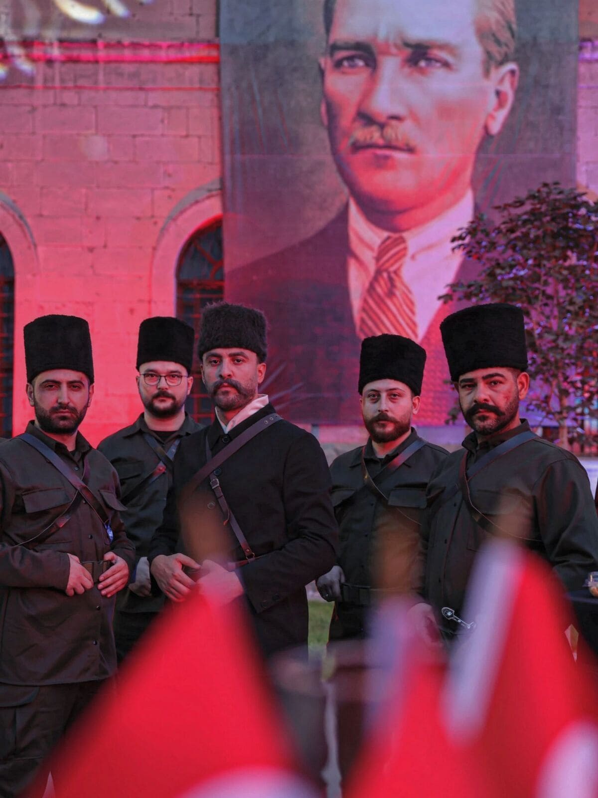 Davetlilerden Tam Not

Vali Gökmen Çiçek başta olmak üzere tüm protokol ve davetliler, halk oyunları gösterisini büyük bir beğeniyle izledi. 