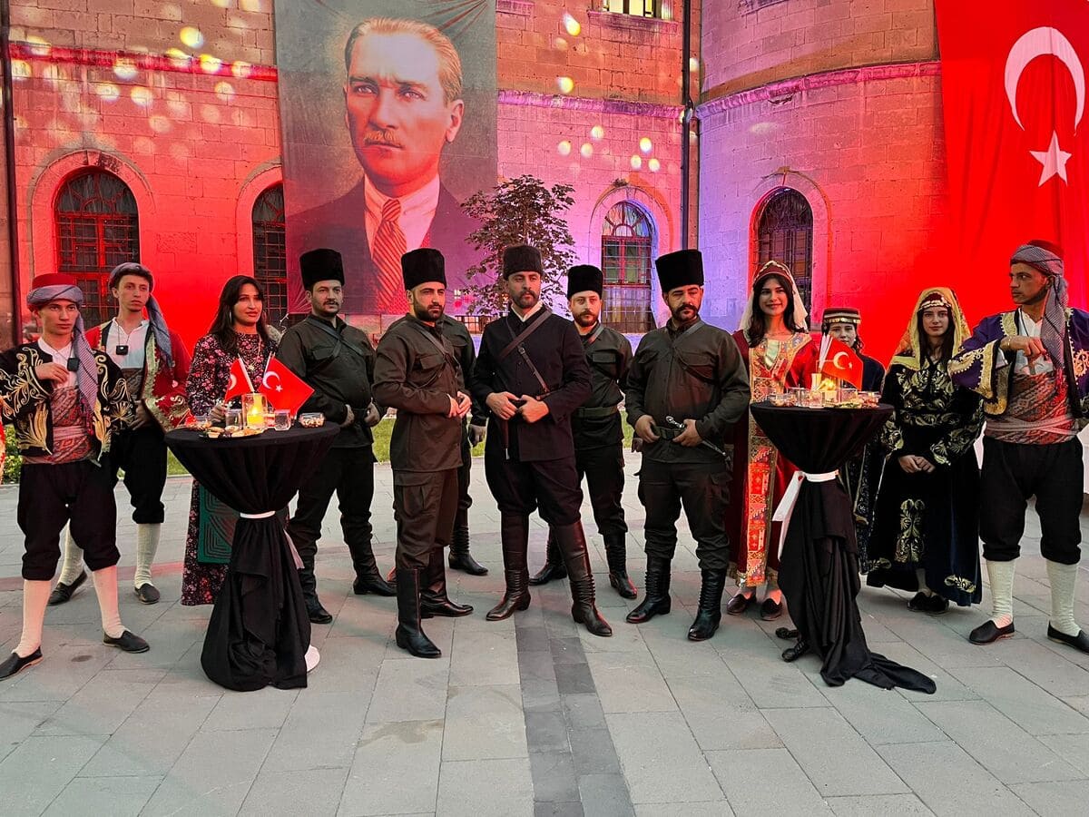 Kayseri Lisesi’nde Zafer Coşkusu

30 Ağustos Zafer Bayramı’nın 103. yıl dönümü Kayseri’de büyük bir gurur ve coşkuyla kutlandı. Vali Gökmen Çiçek ve eşi Sümeyra Çiçek’in ev sahipliğinde, tarihi Kayseri Lisesi yani “Taş Mektep”te düzenlenen resepsiyon, bayraklarla donatılmış ihtişamlı atmosferiyle davetlilere unutulmaz anlar yaşattı. Programa milletvekilleri, iş insanları, sivil toplum kuruluşları temsilcileri ve çok sayıda davetli katıldı.
